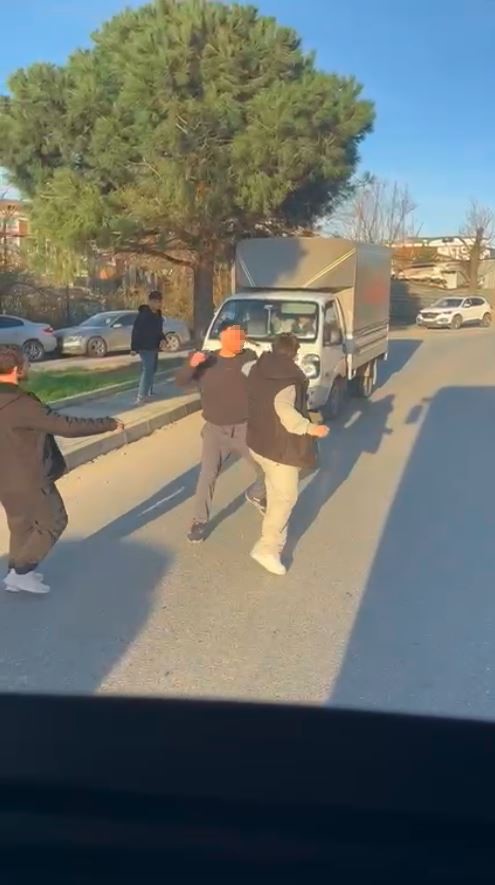 arnavutkoyde trafikte yumruklu kavga kamerada cadde boks ringine dondu 0 NmAJbQzS