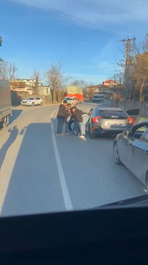 arnavutkoyde trafikte yumruklu kavga kamerada cadde boks ringine dondu 1 r1yVLUHW