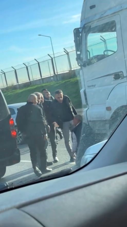 arnavutkoyde trafikte yumruklu kavga kamerada cadde boks ringine dondu 3 6mchK1Za