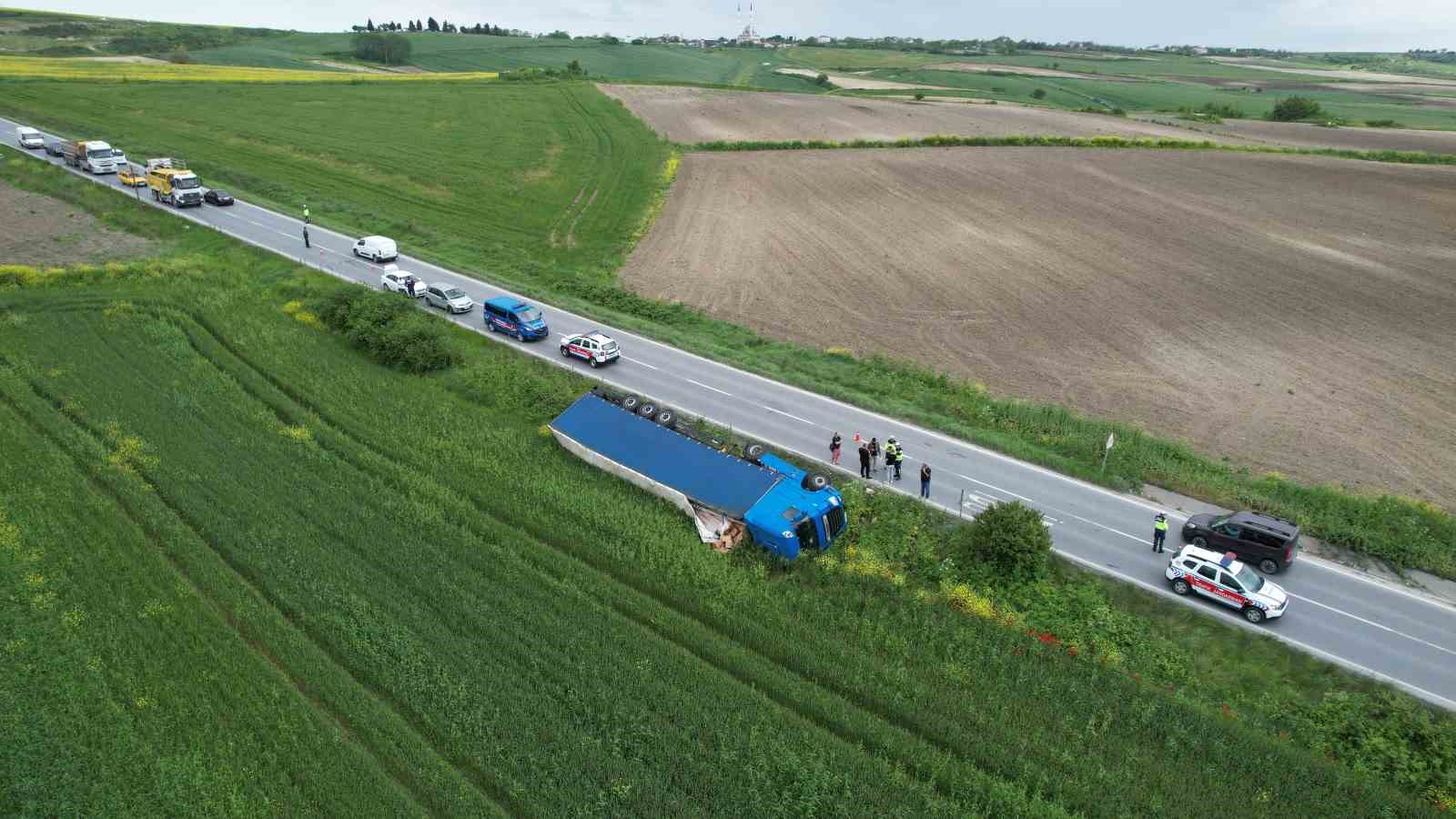 arnavutkoyde ukraynaya giden islak mendil yuklu tir tarlaya devrildi 1 fJ3fW6kV
