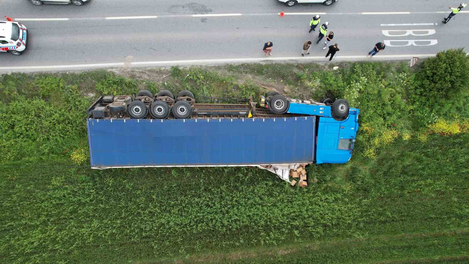 arnavutkoyde ukraynaya giden islak mendil yuklu tir tarlaya devrildi 2 FM6zpVC4