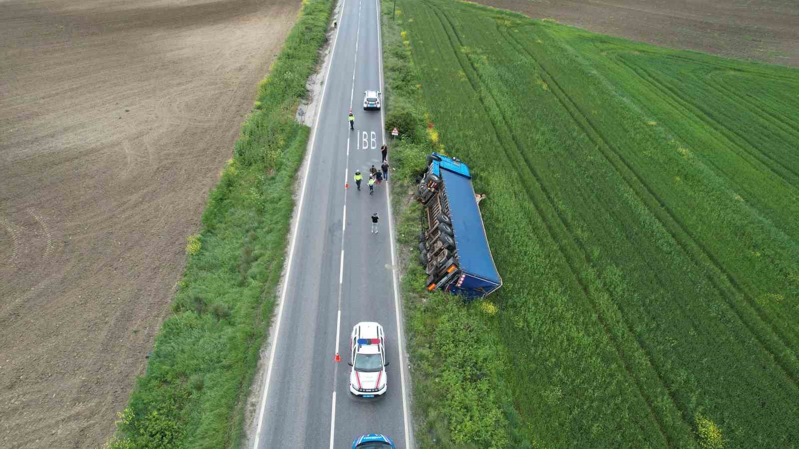 arnavutkoyde ukraynaya giden islak mendil yuklu tir tarlaya devrildi 3 v9RwL6fT