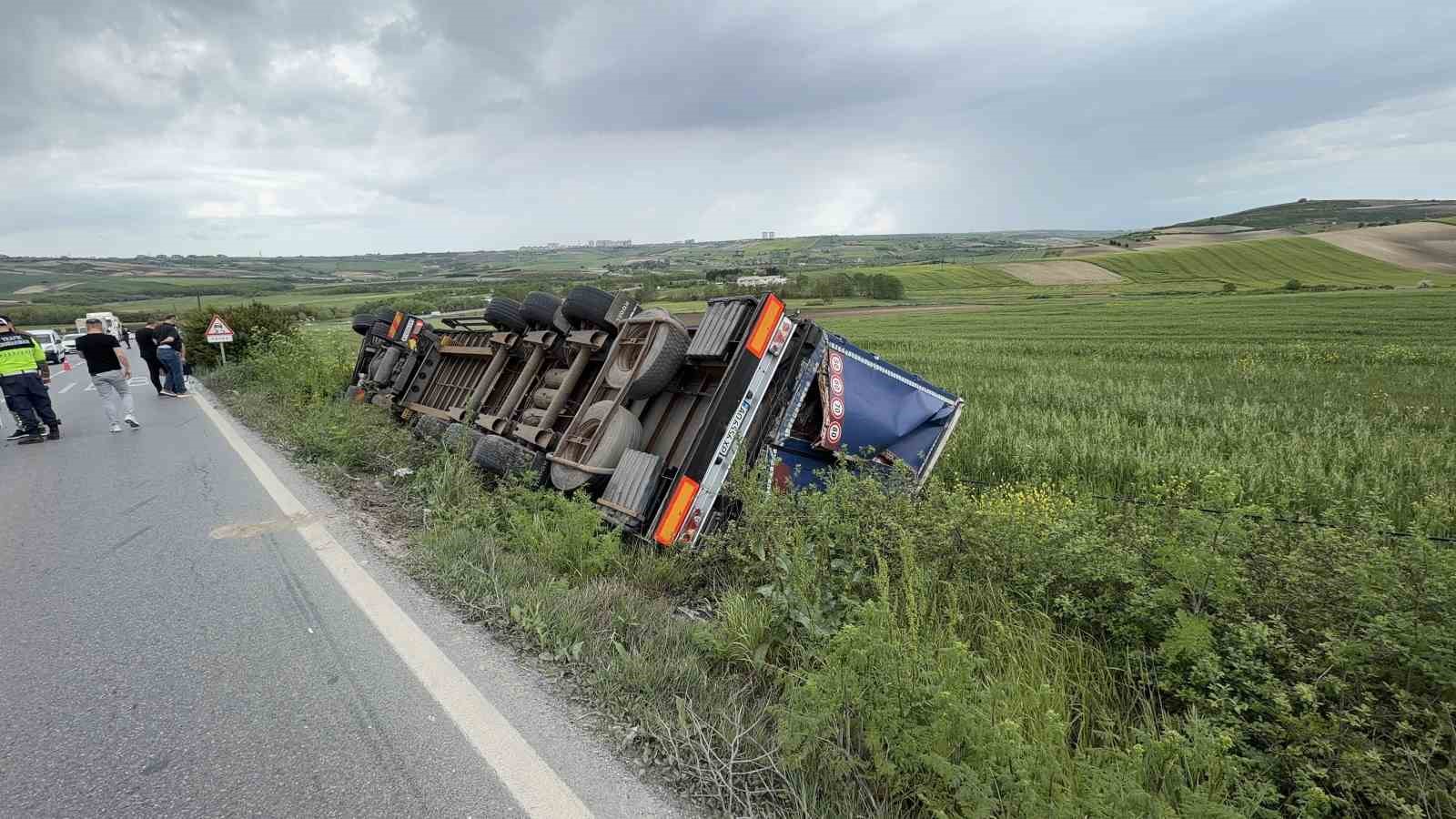 arnavutkoyde ukraynaya giden islak mendil yuklu tir tarlaya devrildi 4 YKnHmOEp