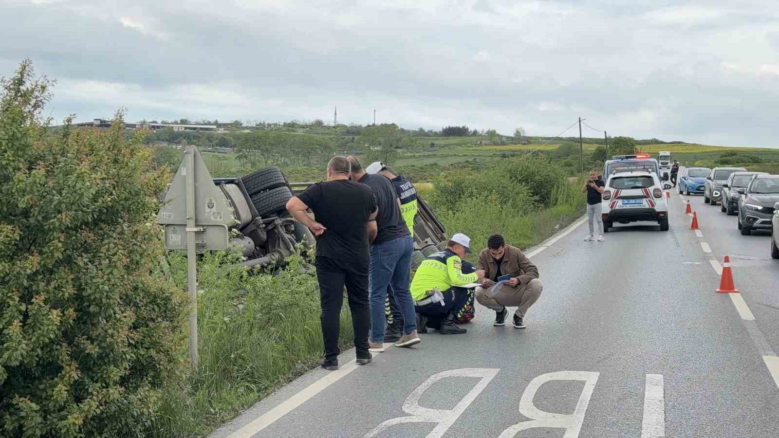 arnavutkoyde ukraynaya giden islak mendil yuklu tir tarlaya devrildi 5 bAOflTrs