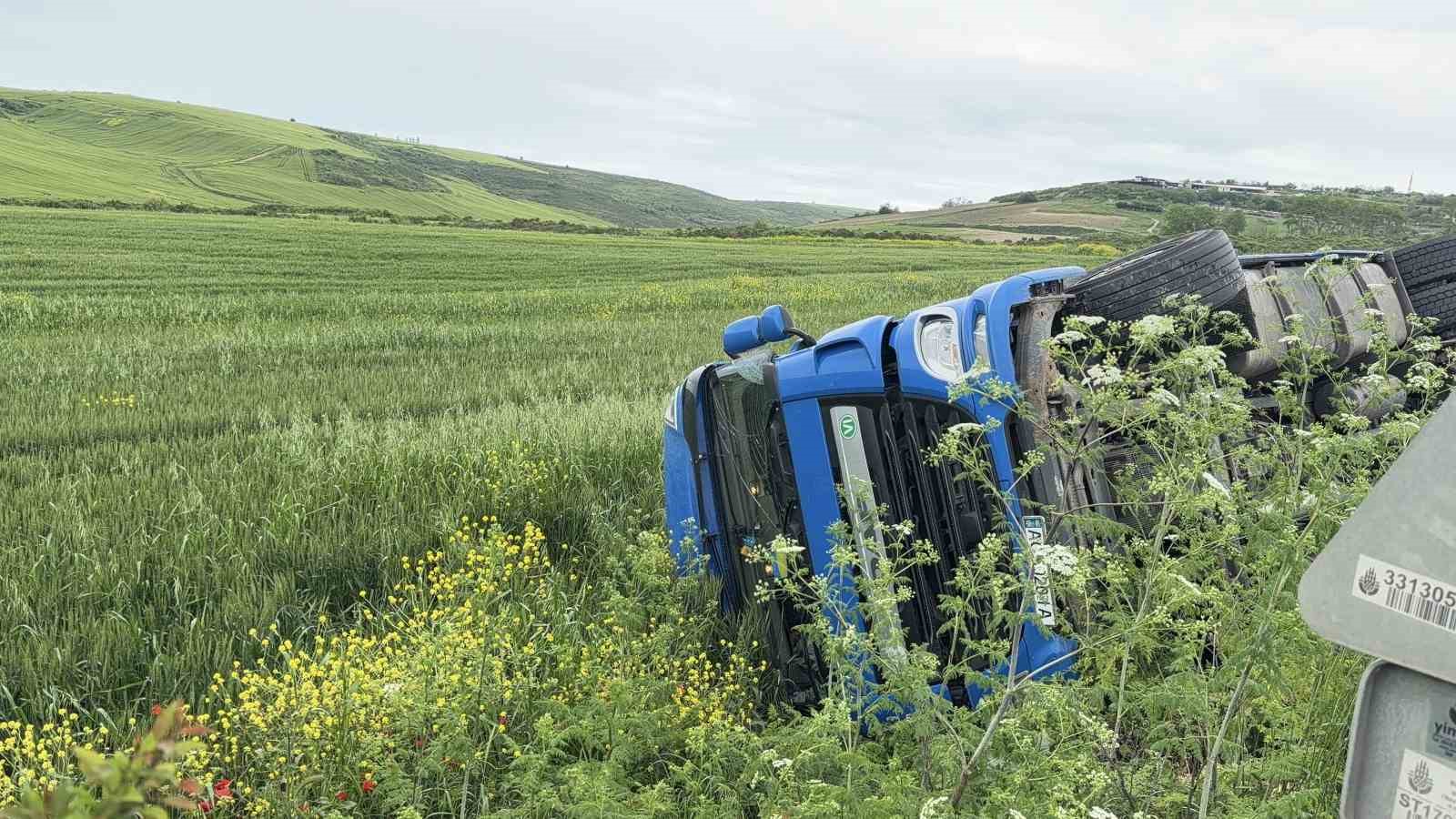 arnavutkoyde ukraynaya giden islak mendil yuklu tir tarlaya devrildi 6 cdIi1IYs