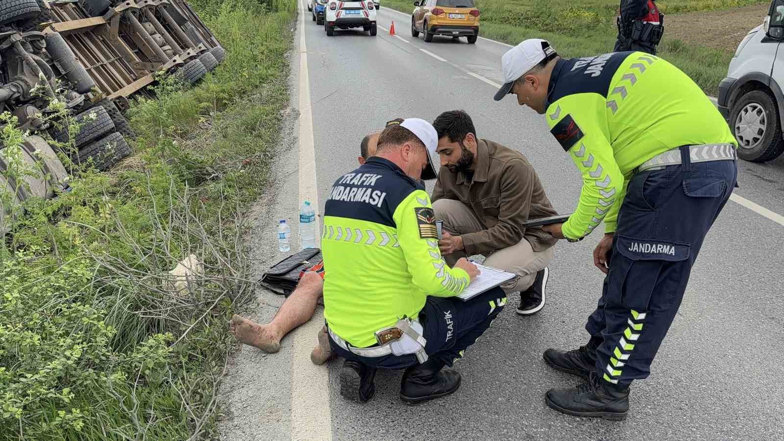 arnavutkoyde ukraynaya giden islak mendil yuklu tir tarlaya devrildi 7