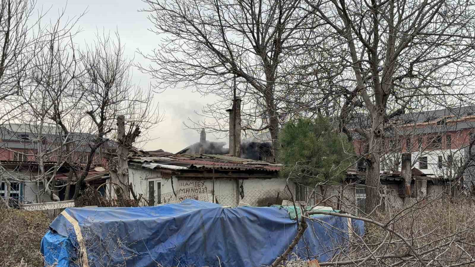 arnavutkoyde yasli adamin yasadigi gecekondu alev alev yandi 2 KRWcFITL