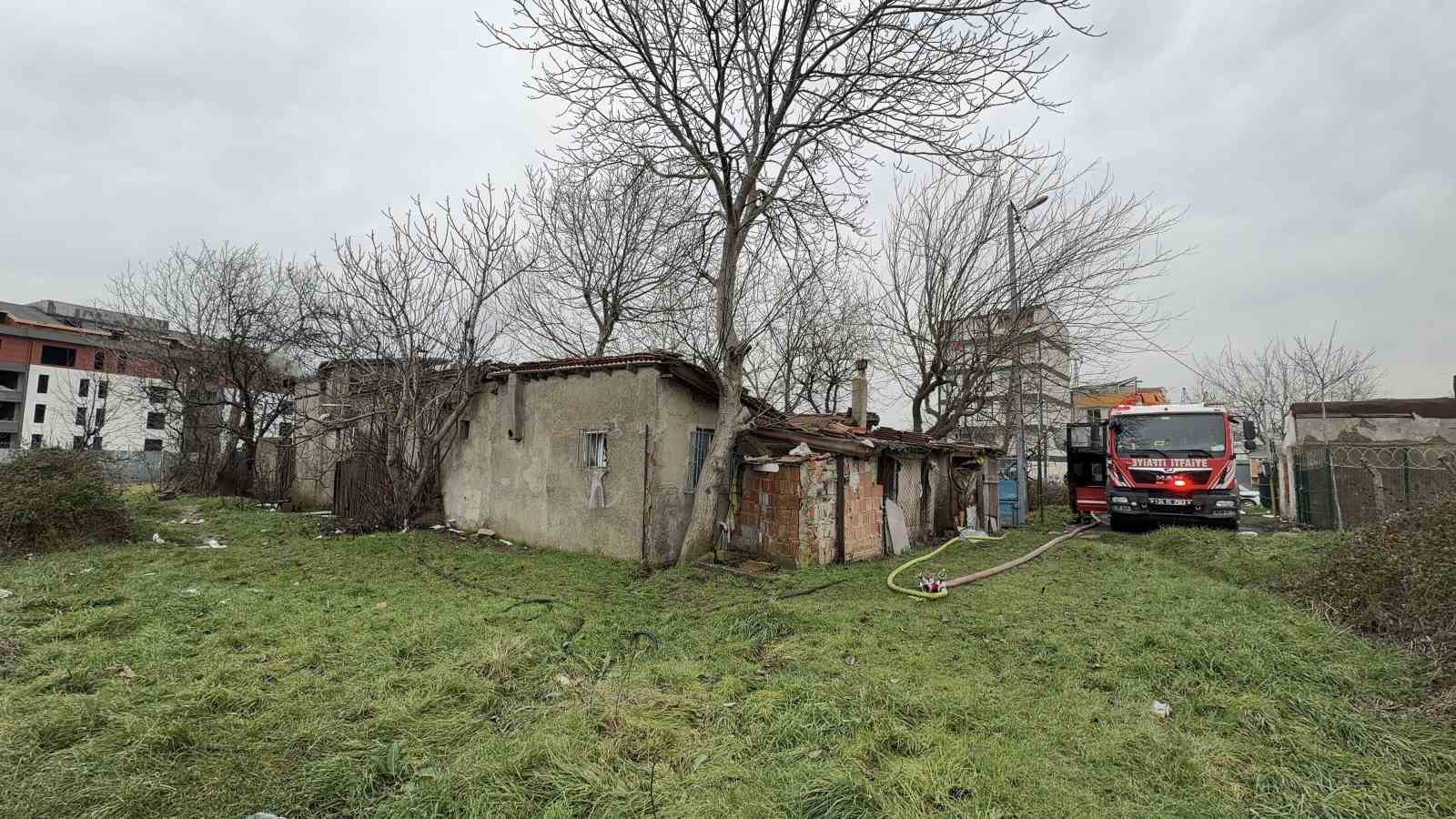 arnavutkoyde yasli adamin yasadigi gecekondu alev alev yandi 3 dDYmBV9L