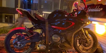 arnavutkoyde-yunus-polislerinden-dikkat-ceken-operasyon-anahtardan-calinti-motosiklet-cikti-ZDA2Gx8B.jpg