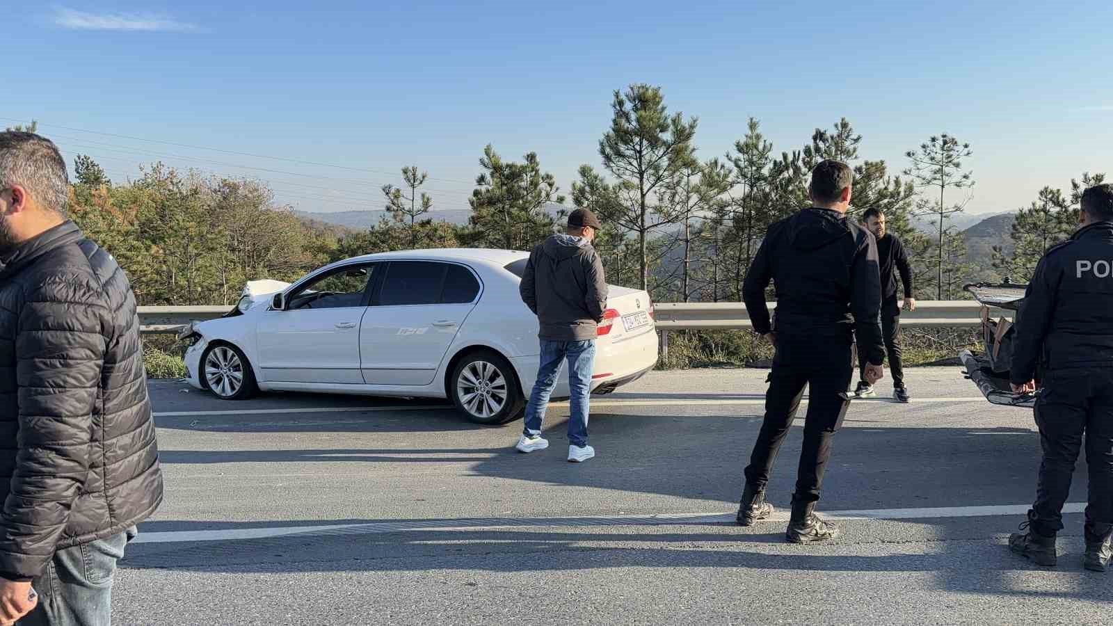 arnavutkoyde zincirleme trafik kazasi yan yatan kamyonette sikisan surucuyu vatandaslar kurtardi 0 XzHw9nyT