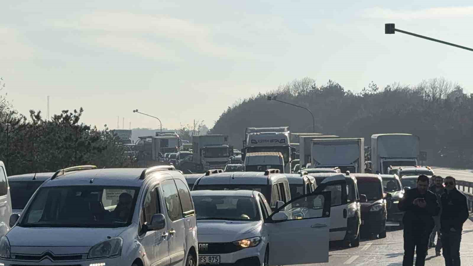 arnavutkoyde zincirleme trafik kazasi yan yatan kamyonette sikisan surucuyu vatandaslar kurtardi 1 77tqw99Y