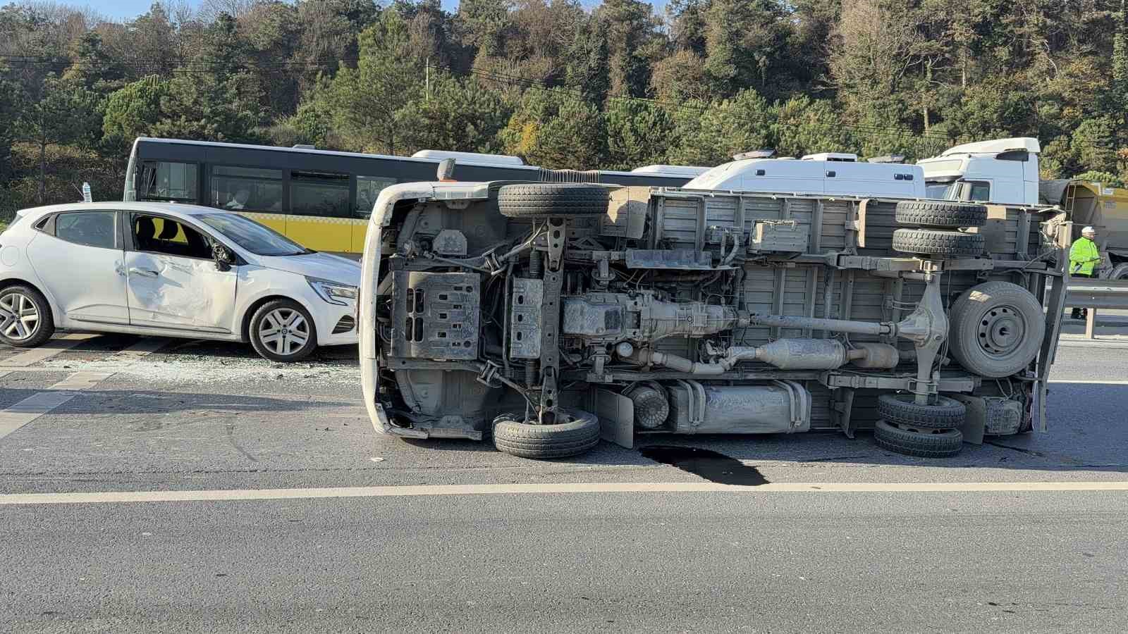 arnavutkoyde zincirleme trafik kazasi yan yatan kamyonette sikisan surucuyu vatandaslar kurtardi 2 nWPCCHLr