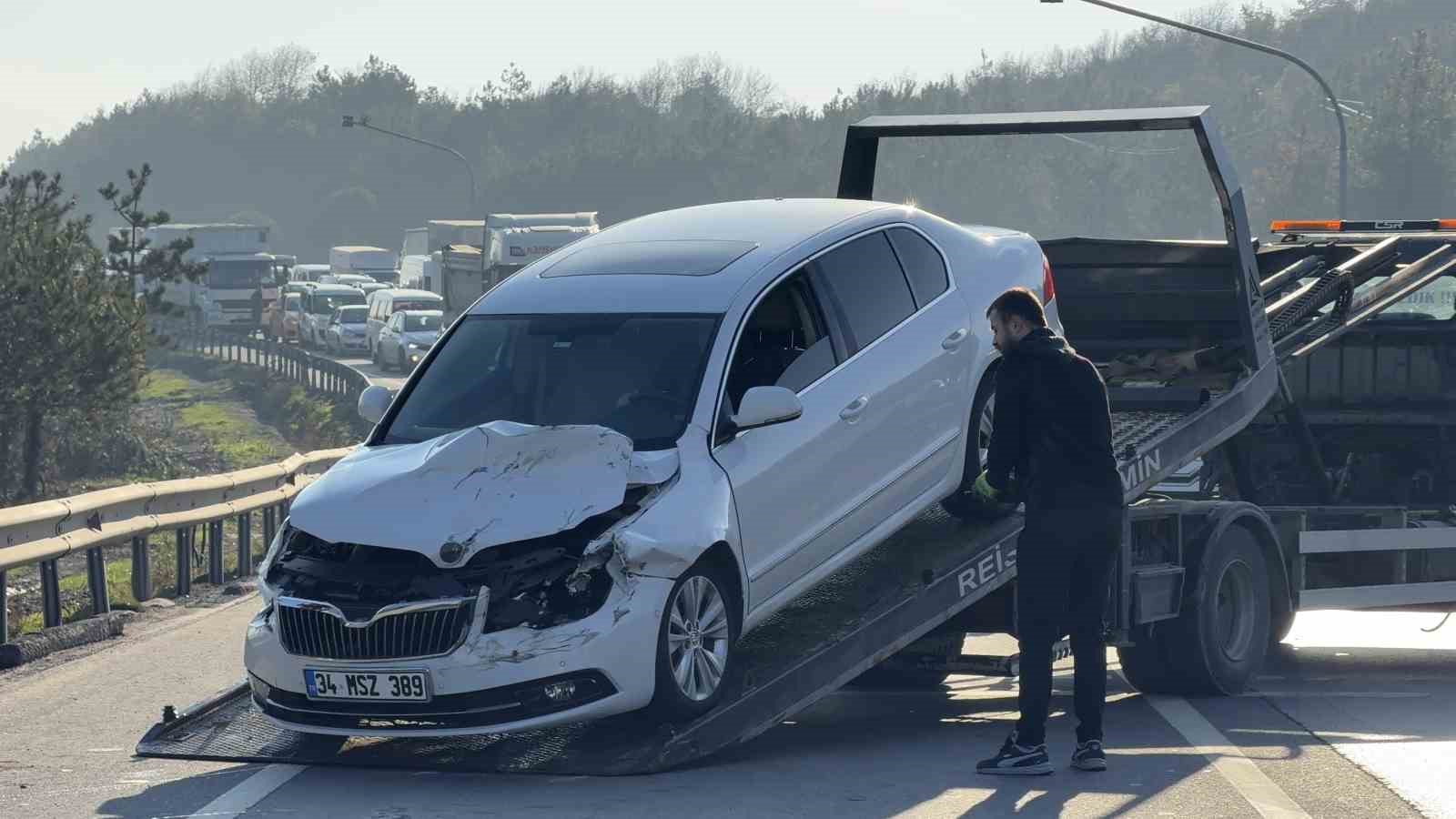 arnavutkoyde zincirleme trafik kazasi yan yatan kamyonette sikisan surucuyu vatandaslar kurtardi 3