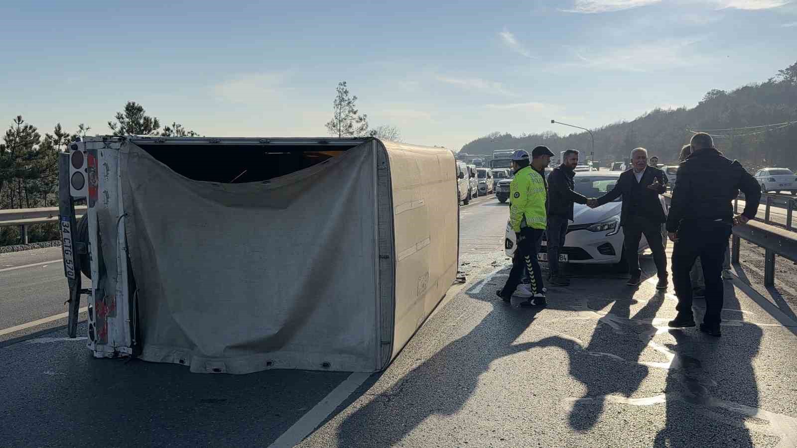 arnavutkoyde zincirleme trafik kazasi yan yatan kamyonette sikisan surucuyu vatandaslar kurtardi 4 hFI9rJyG