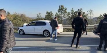 arnavutkoyde-zincirleme-trafik-kazasi-yan-yatan-kamyonette-sikisan-surucuyu-vatandaslar-kurtardi-dZzB6Fx5.jpg