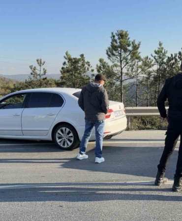 arnavutkoyde-zincirleme-trafik-kazasi-yan-yatan-kamyonette-sikisan-surucuyu-vatandaslar-kurtardi-dZzB6Fx5.jpg