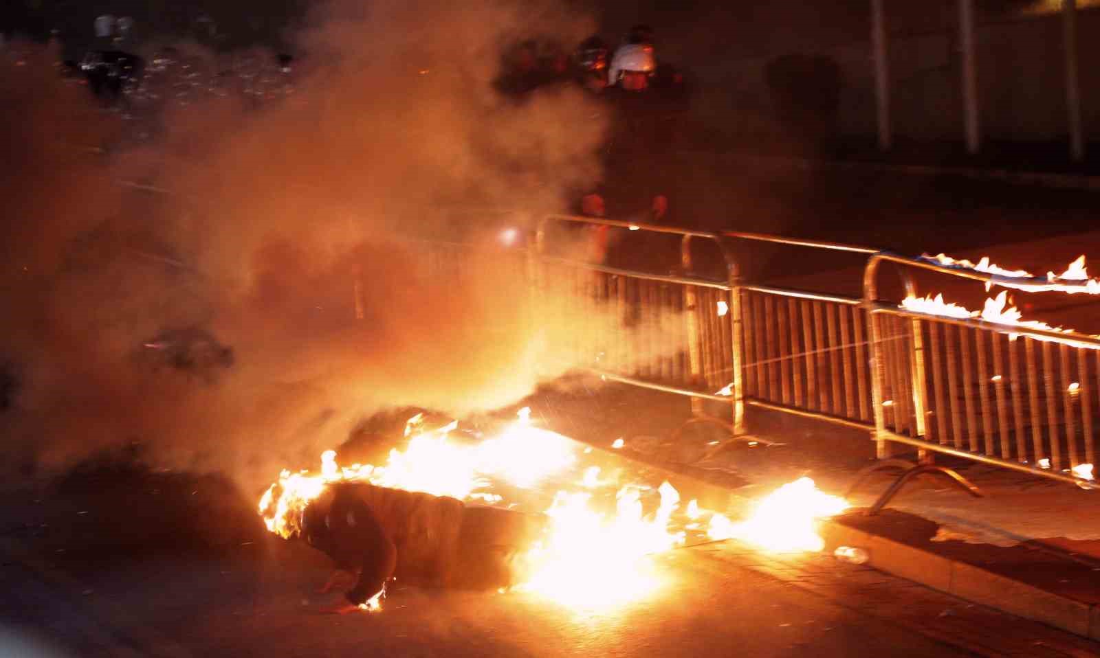 Arnavutluk’ta hükümet karşıtı protestocular Başbakanlık binasına molotof kokteyli attı 4 arnavutlukta hukumet karsiti protestocular basbakanlik binasina molotof kokteyli atti 0 7OSdAGIt
