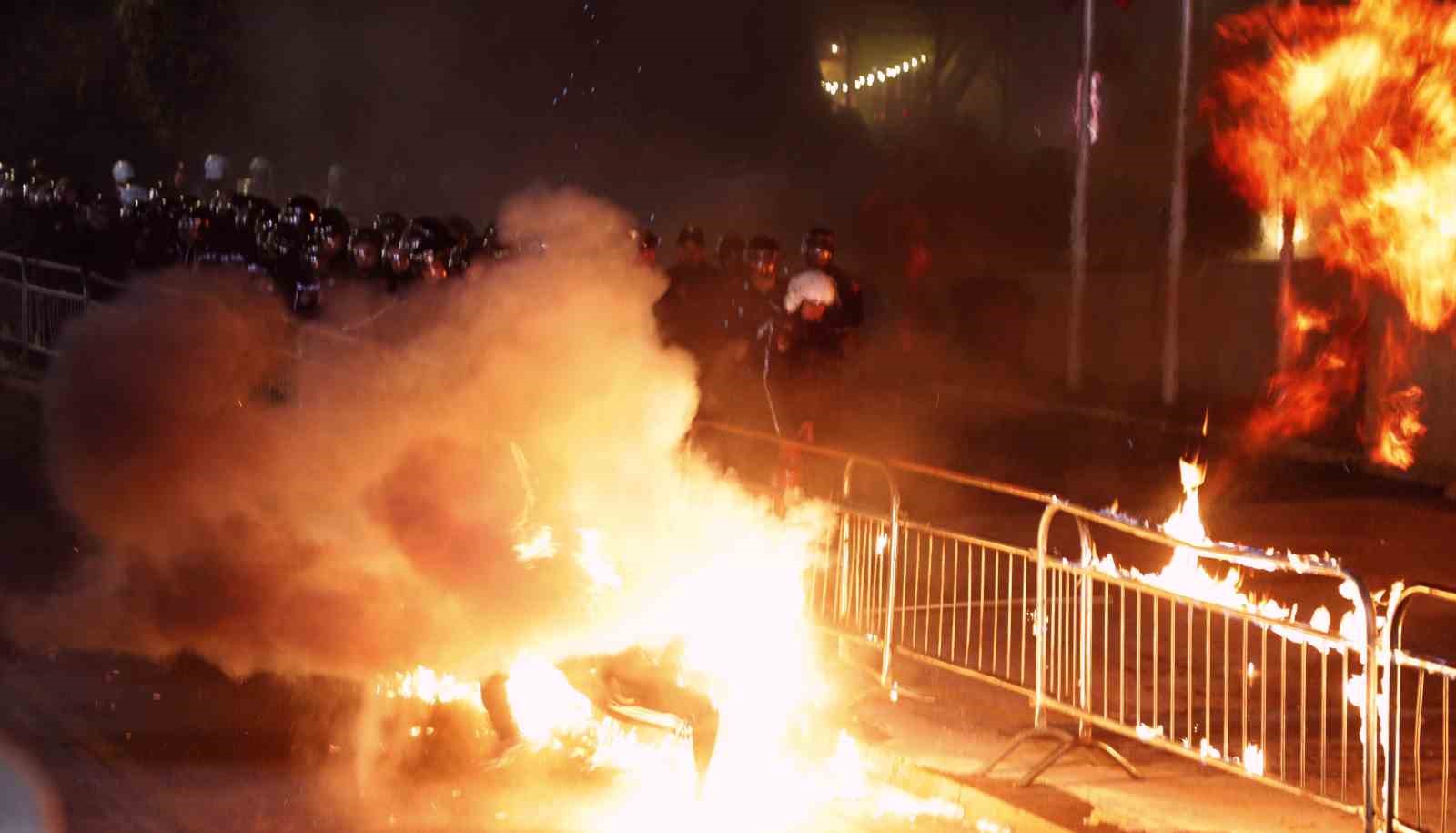 Arnavutluk’ta hükümet karşıtı protestocular Başbakanlık binasına molotof kokteyli attı 5 arnavutlukta hukumet karsiti protestocular basbakanlik binasina molotof kokteyli atti 1 tNEhPNkG