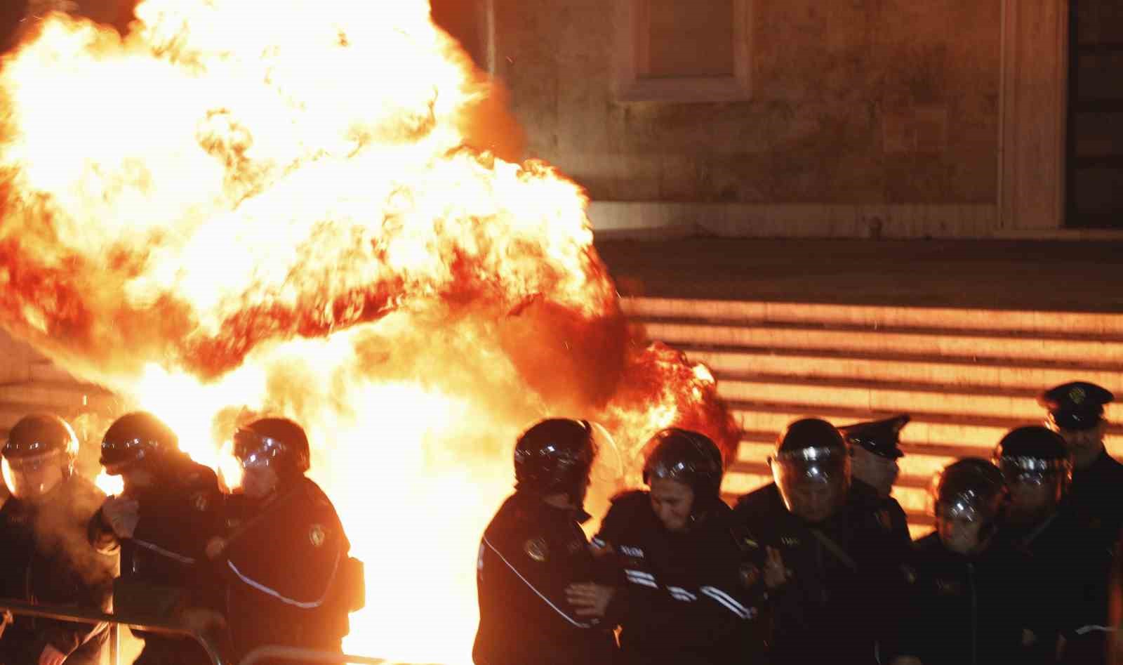 Arnavutluk’ta hükümet karşıtı protestocular Başbakanlık binasına molotof kokteyli attı 6 arnavutlukta hukumet karsiti protestocular basbakanlik binasina molotof kokteyli atti 2