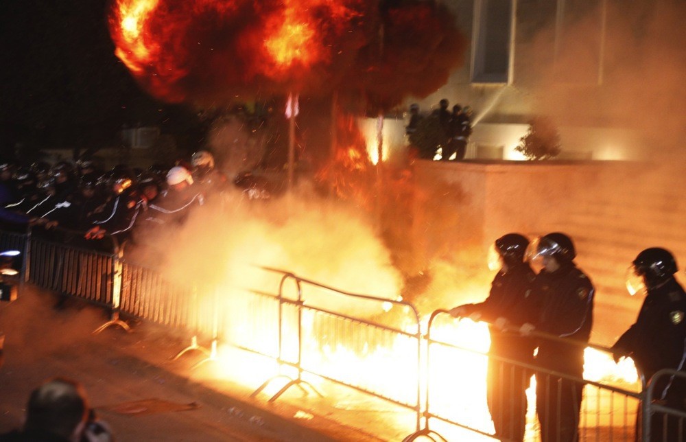 Arnavutluk’ta hükümet karşıtı protestocular Başbakanlık binasına molotof kokteyli attı 7 arnavutlukta hukumet karsiti protestocular basbakanlik binasina molotof kokteyli atti 3 QX3w3ULa