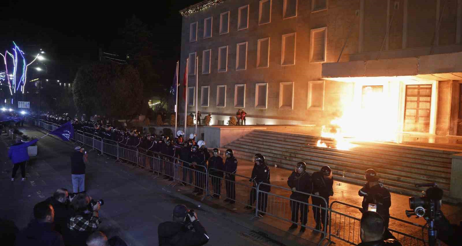 Arnavutluk’ta hükümet karşıtı protestocular Başbakanlık binasına molotof kokteyli attı 9 arnavutlukta hukumet karsiti protestocular basbakanlik binasina molotof kokteyli atti 5 bKrKAkId