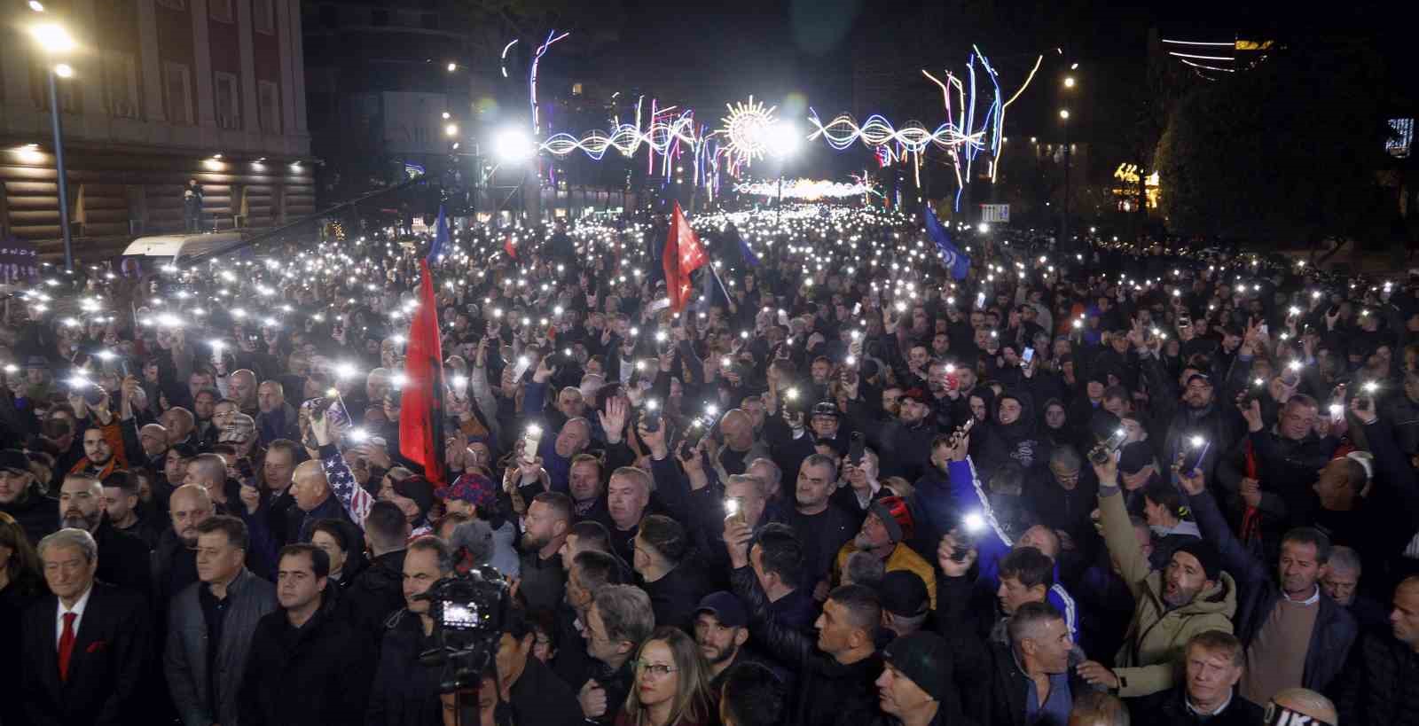 Arnavutluk’ta hükümet karşıtı protestocular Başbakanlık binasına molotof kokteyli attı 10 arnavutlukta hukumet karsiti protestocular basbakanlik binasina molotof kokteyli atti 6 Wc88zG87