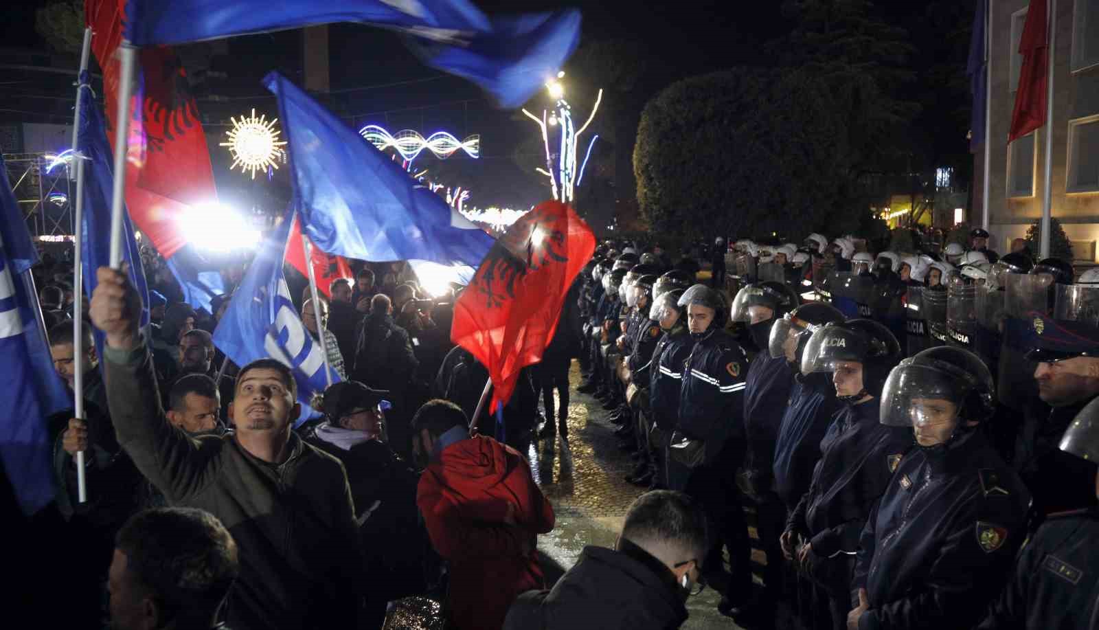Arnavutluk’ta hükümet karşıtı protestocular Başbakanlık binasına molotof kokteyli attı 11 arnavutlukta hukumet karsiti protestocular basbakanlik binasina molotof kokteyli atti 7 m41pP71e