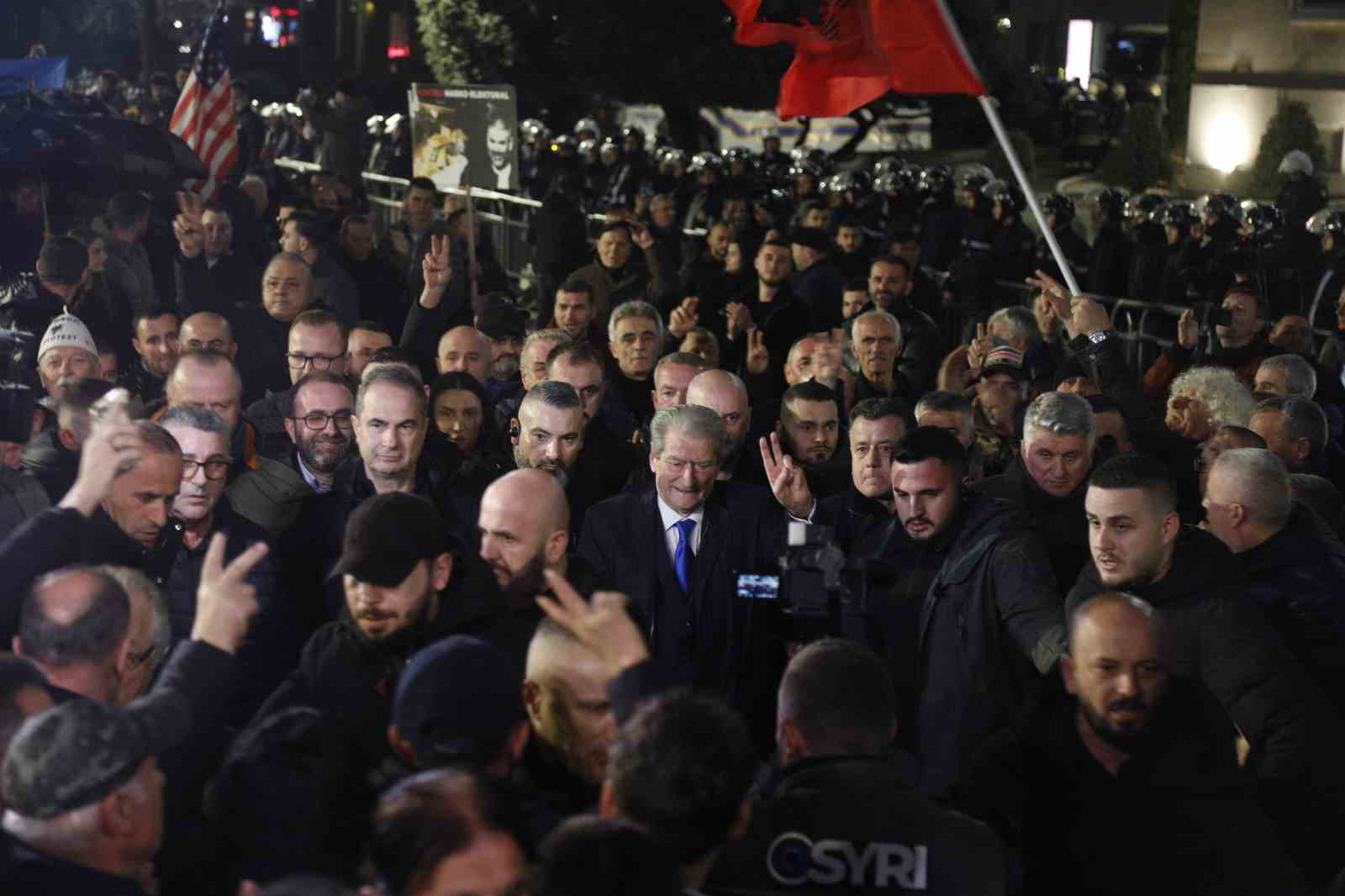 arnavutlukta hukumet karsiti protestocular ile polis arasinda catisma 0 K62mTld9