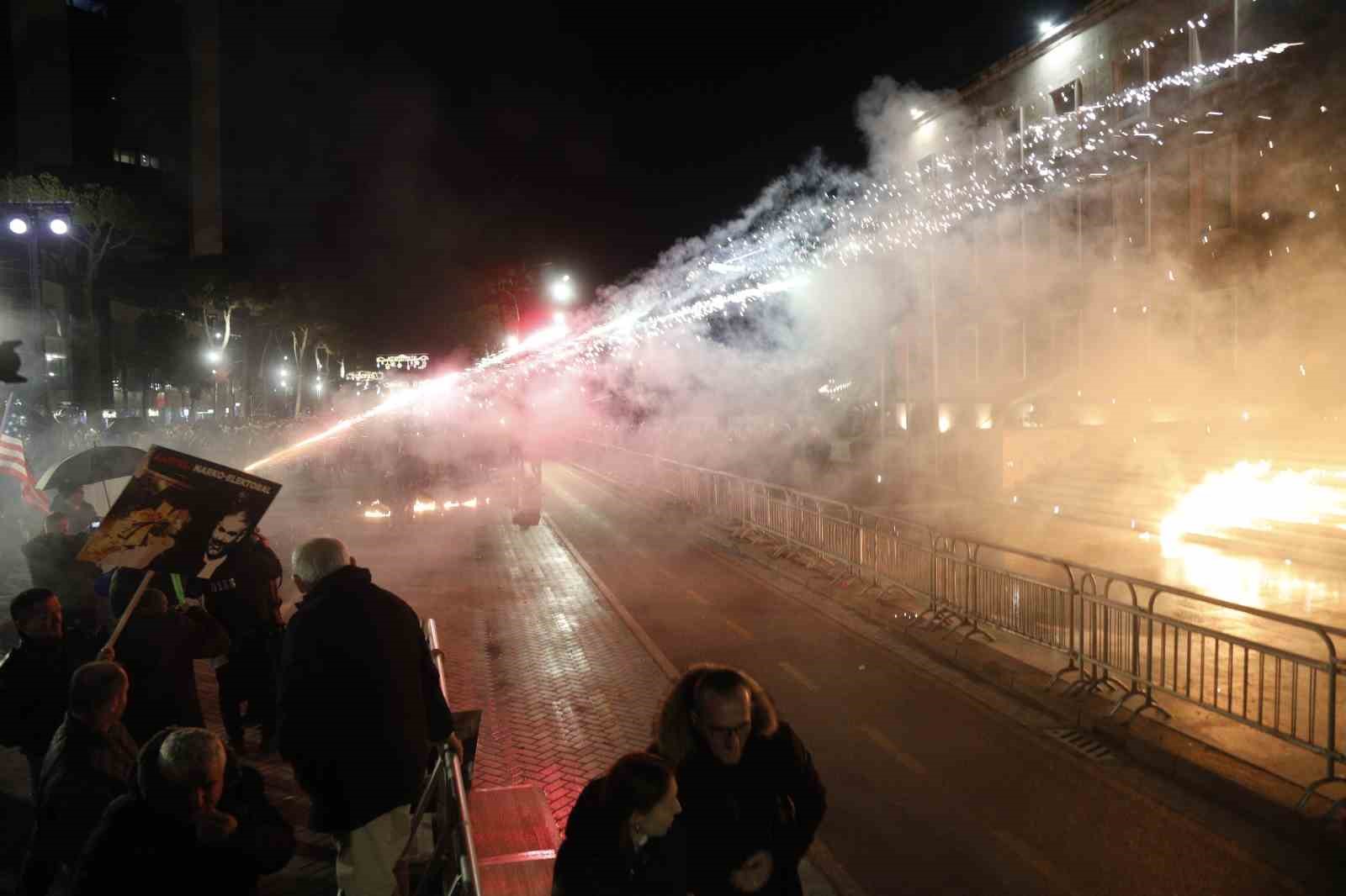 arnavutlukta hukumet karsiti protestocular ile polis arasinda catisma 10 7vcUOCiy
