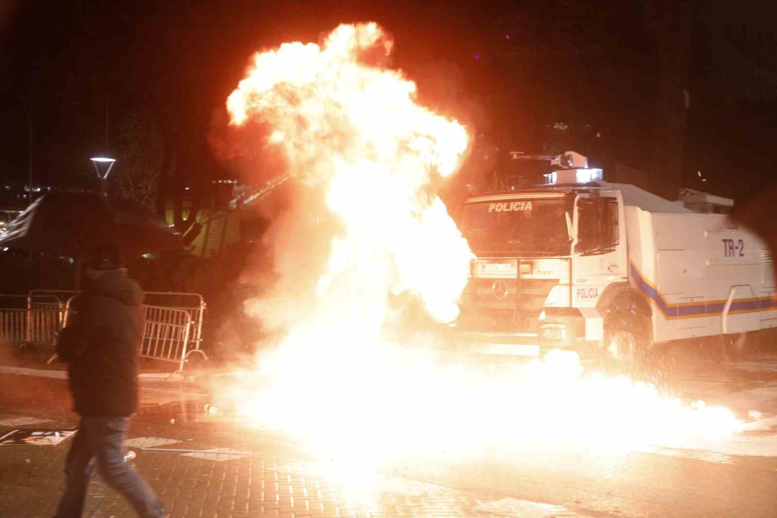 arnavutlukta hukumet karsiti protestocular ile polis arasinda catisma 11 arLCjN87
