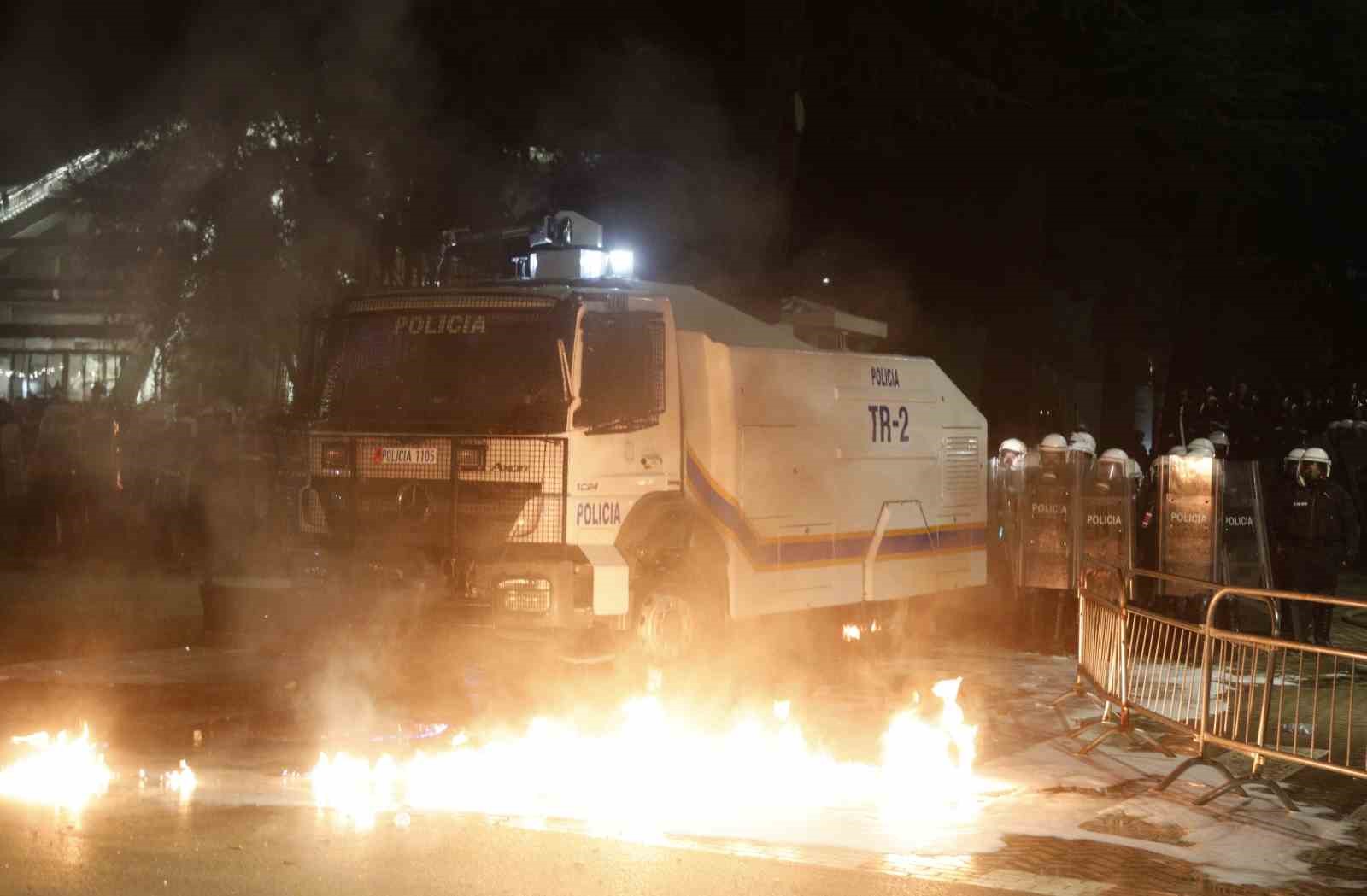 arnavutlukta hukumet karsiti protestocular ile polis arasinda catisma 12 WPPDWyp6