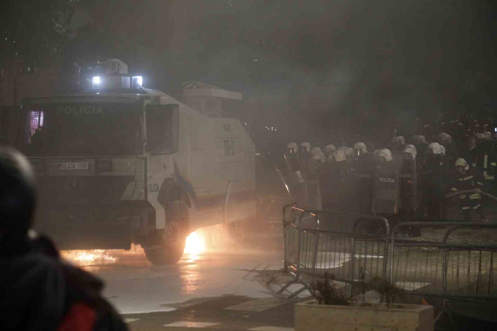 arnavutlukta hukumet karsiti protestocular ile polis arasinda catisma 13 RuHzzcIM