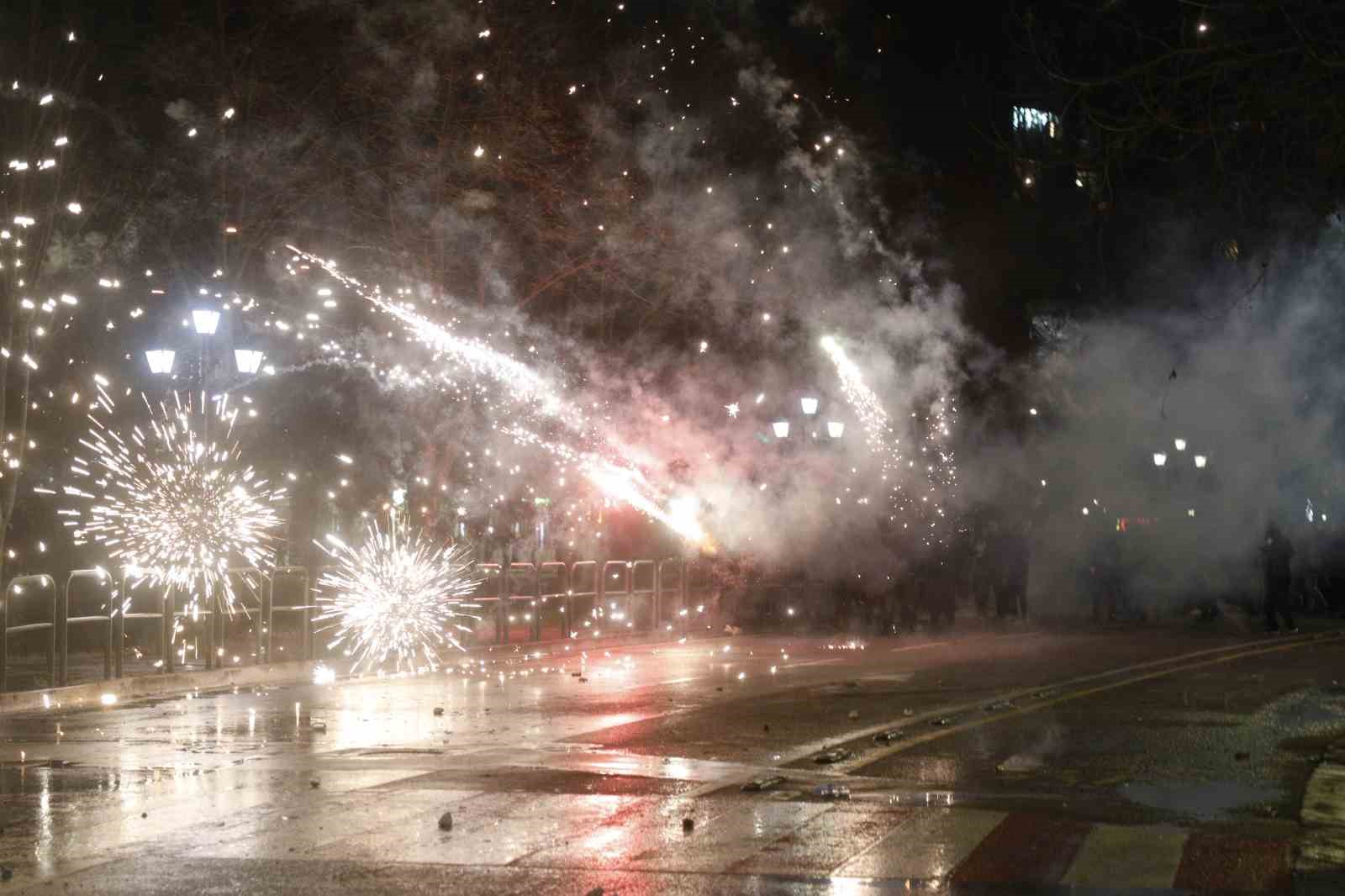 arnavutlukta hukumet karsiti protestocular ile polis arasinda catisma 15 MTU2VqCP