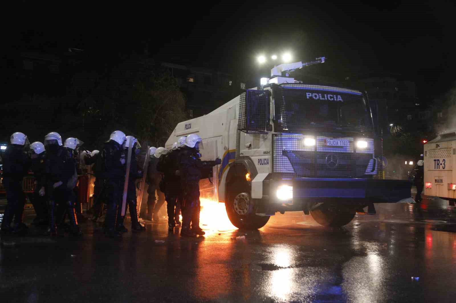 arnavutlukta hukumet karsiti protestocular ile polis arasinda catisma 17 fgkpCNHO