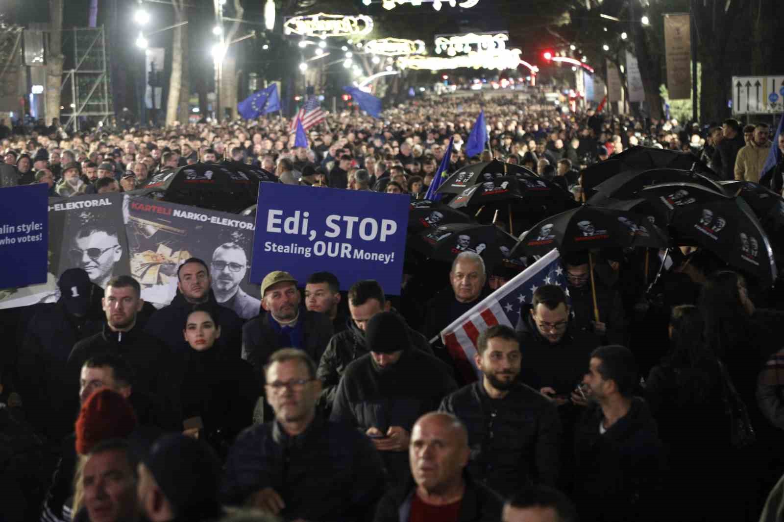 arnavutlukta hukumet karsiti protestocular ile polis arasinda catisma 2 OqjL6KY3