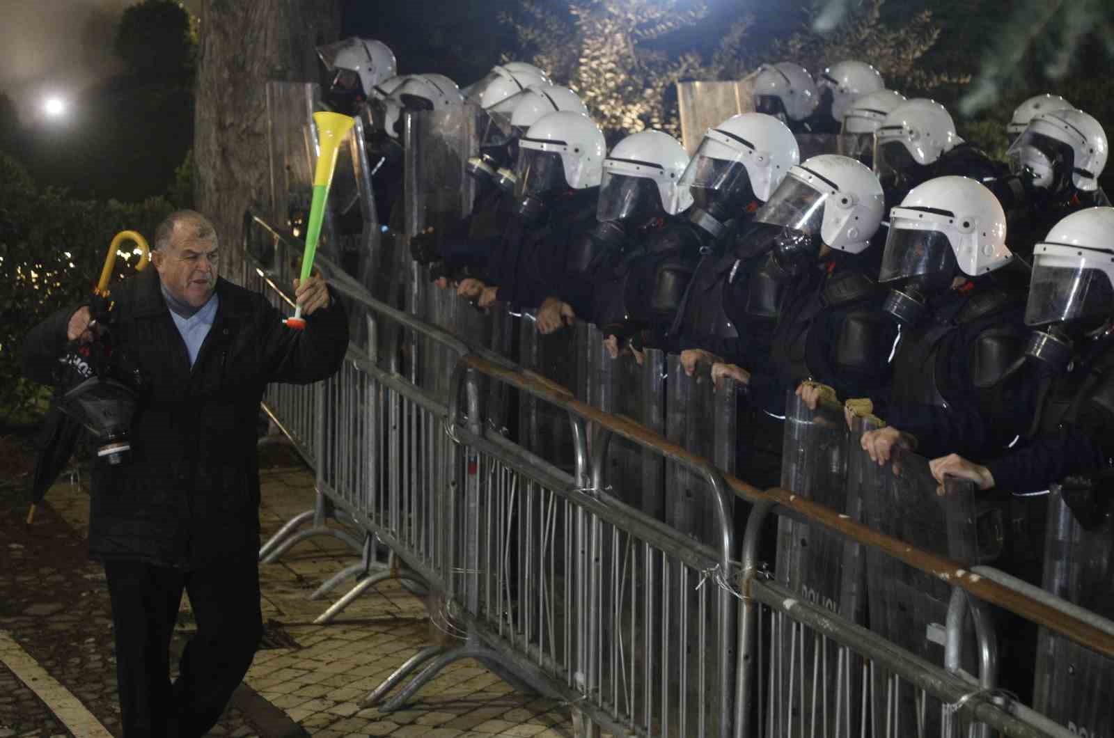 arnavutlukta hukumet karsiti protestocular ile polis arasinda catisma 20 VZBTZKAI