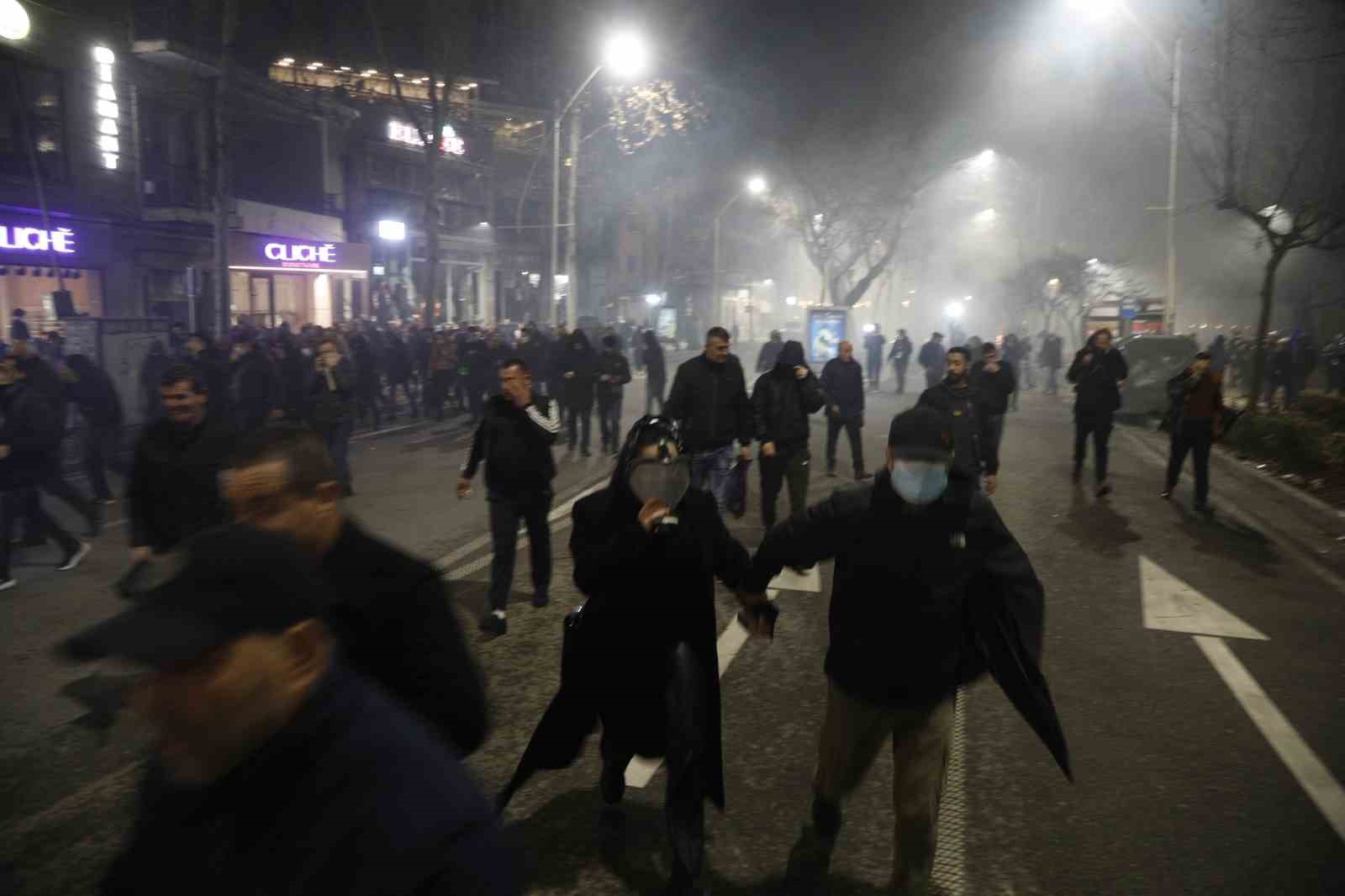 arnavutlukta hukumet karsiti protestocular ile polis arasinda catisma 22 6M4HseXA