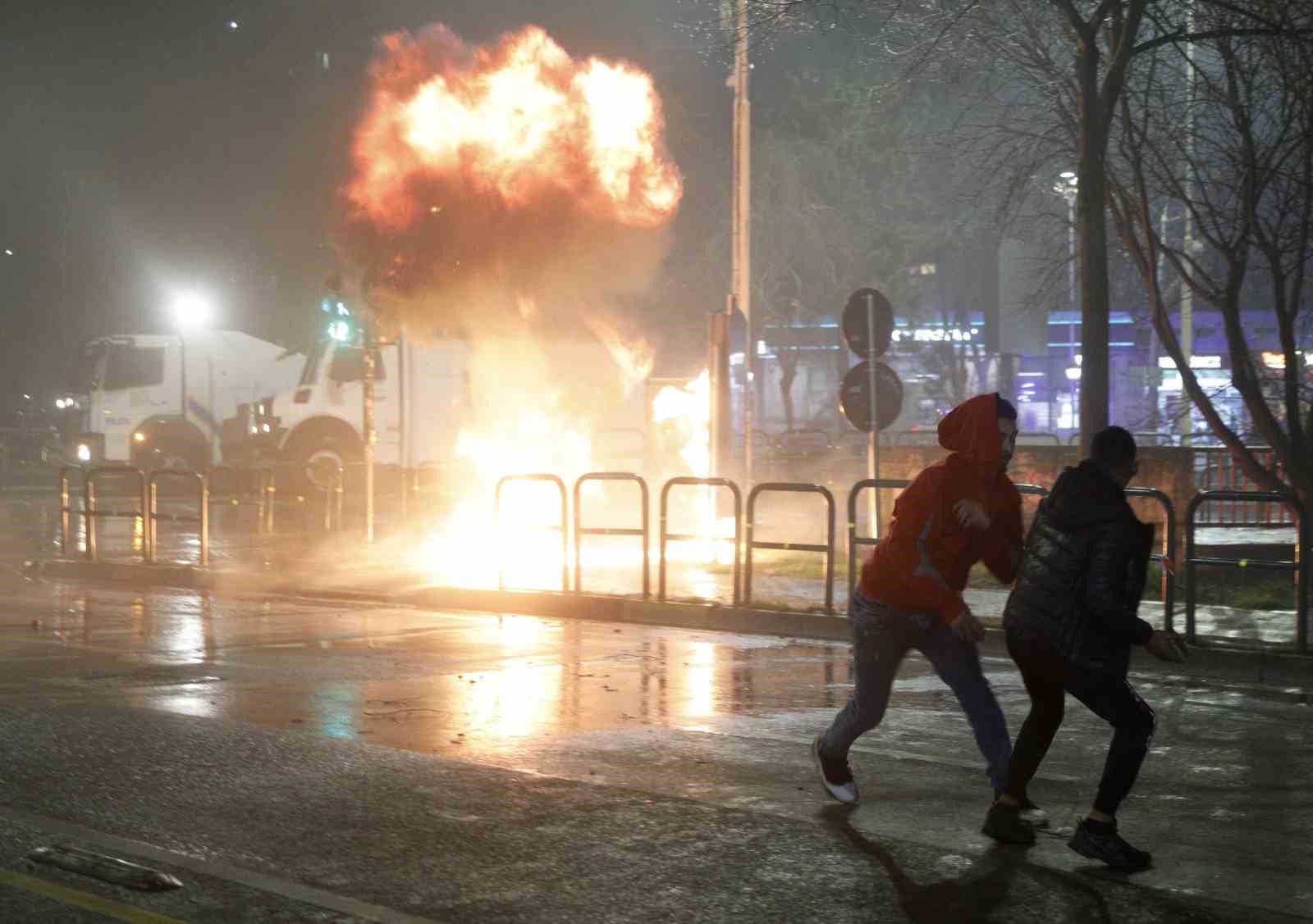 arnavutlukta hukumet karsiti protestocular ile polis arasinda catisma 23