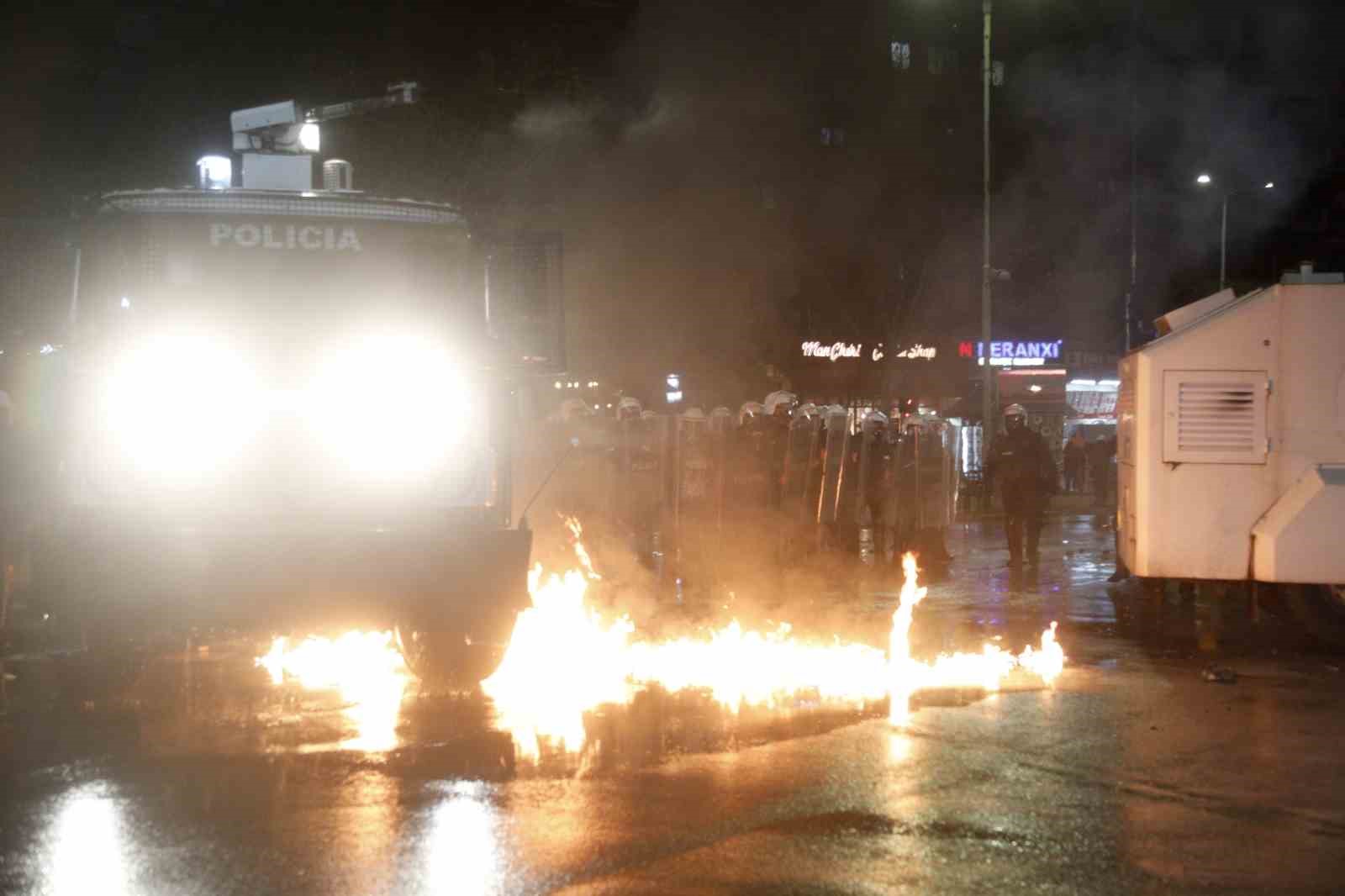 arnavutlukta hukumet karsiti protestocular ile polis arasinda catisma 27
