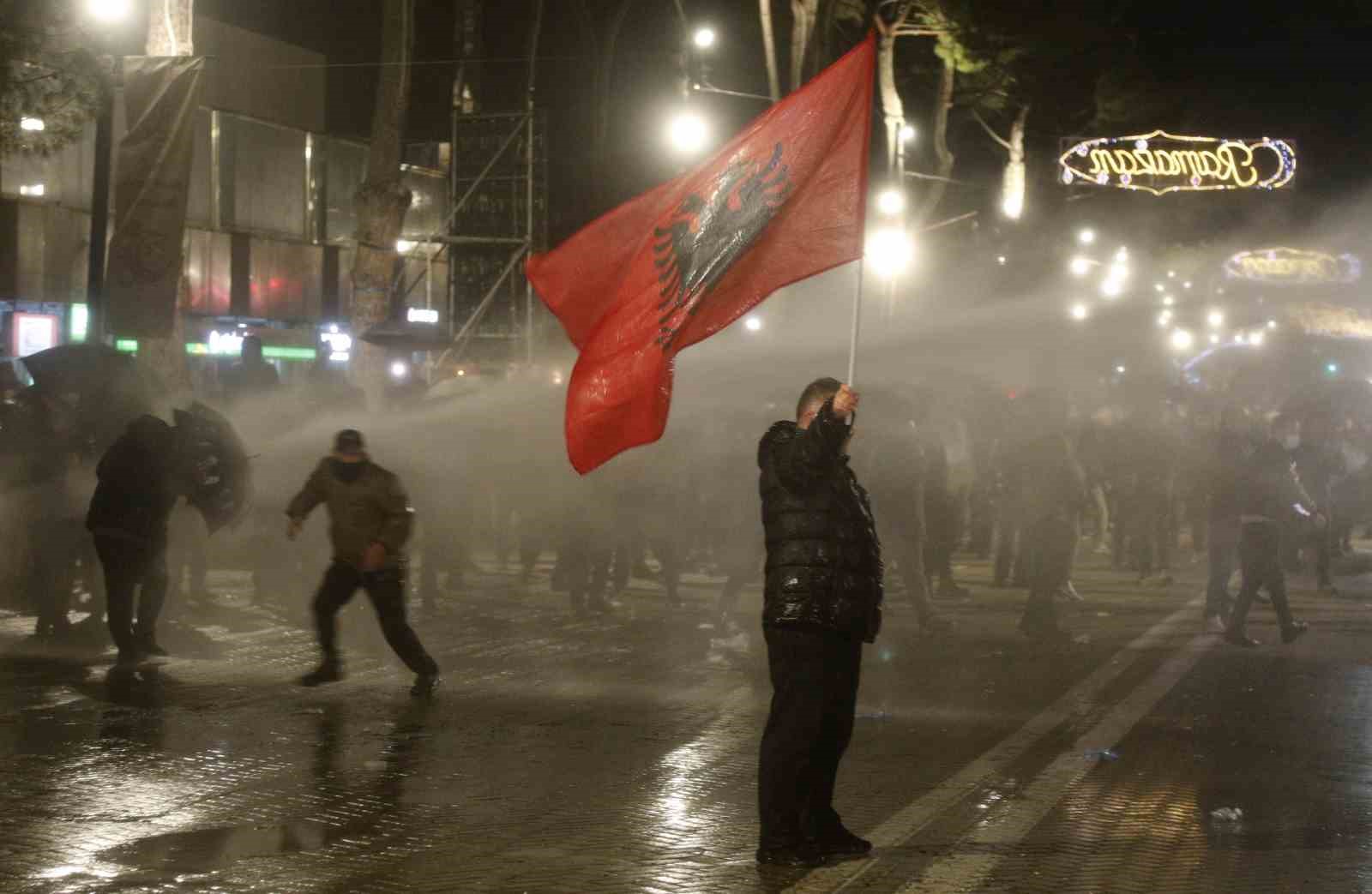 arnavutlukta hukumet karsiti protestocular ile polis arasinda catisma 4 w7rL7GwT