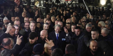 arnavutlukta-hukumet-karsiti-protestocular-ile-polis-arasinda-catisma-4ShArh9k.jpg