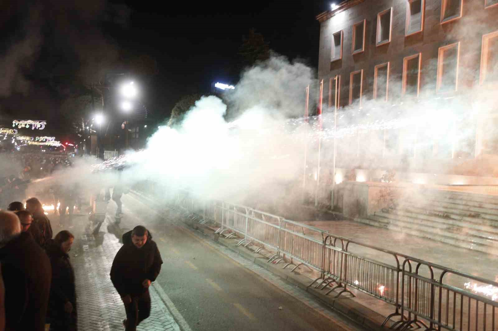 arnavutlukta hukumet karsiti protestocular ile polis arasinda catisma 5 si8WPpOa