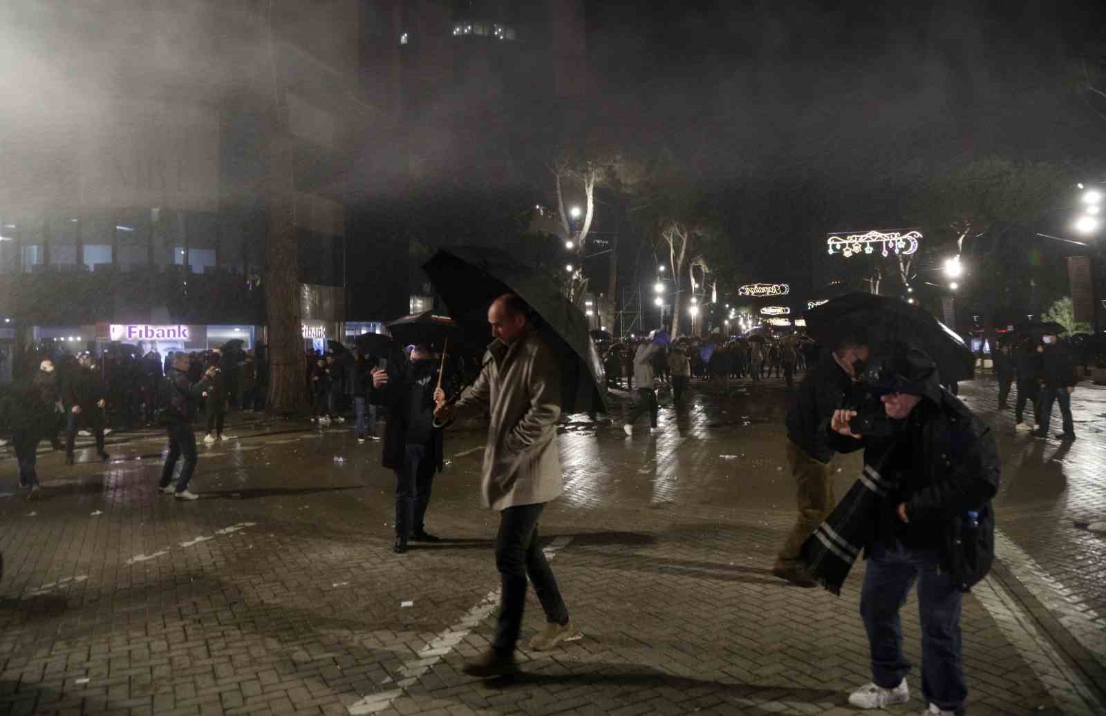 arnavutlukta hukumet karsiti protestocular ile polis arasinda catisma 6 9n8j3j46
