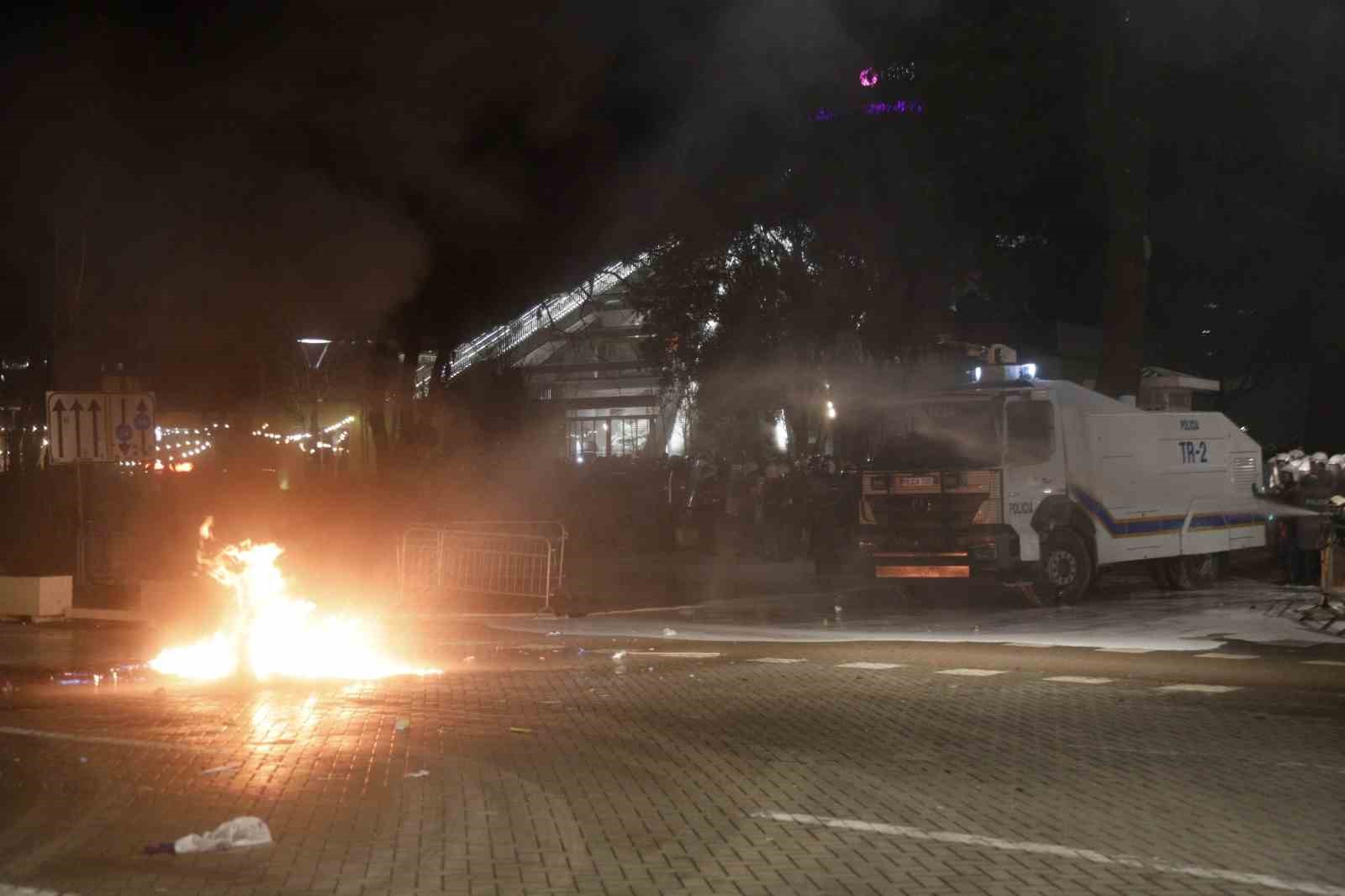 arnavutlukta hukumet karsiti protestocular ile polis arasinda catisma 7 ZptAekWs