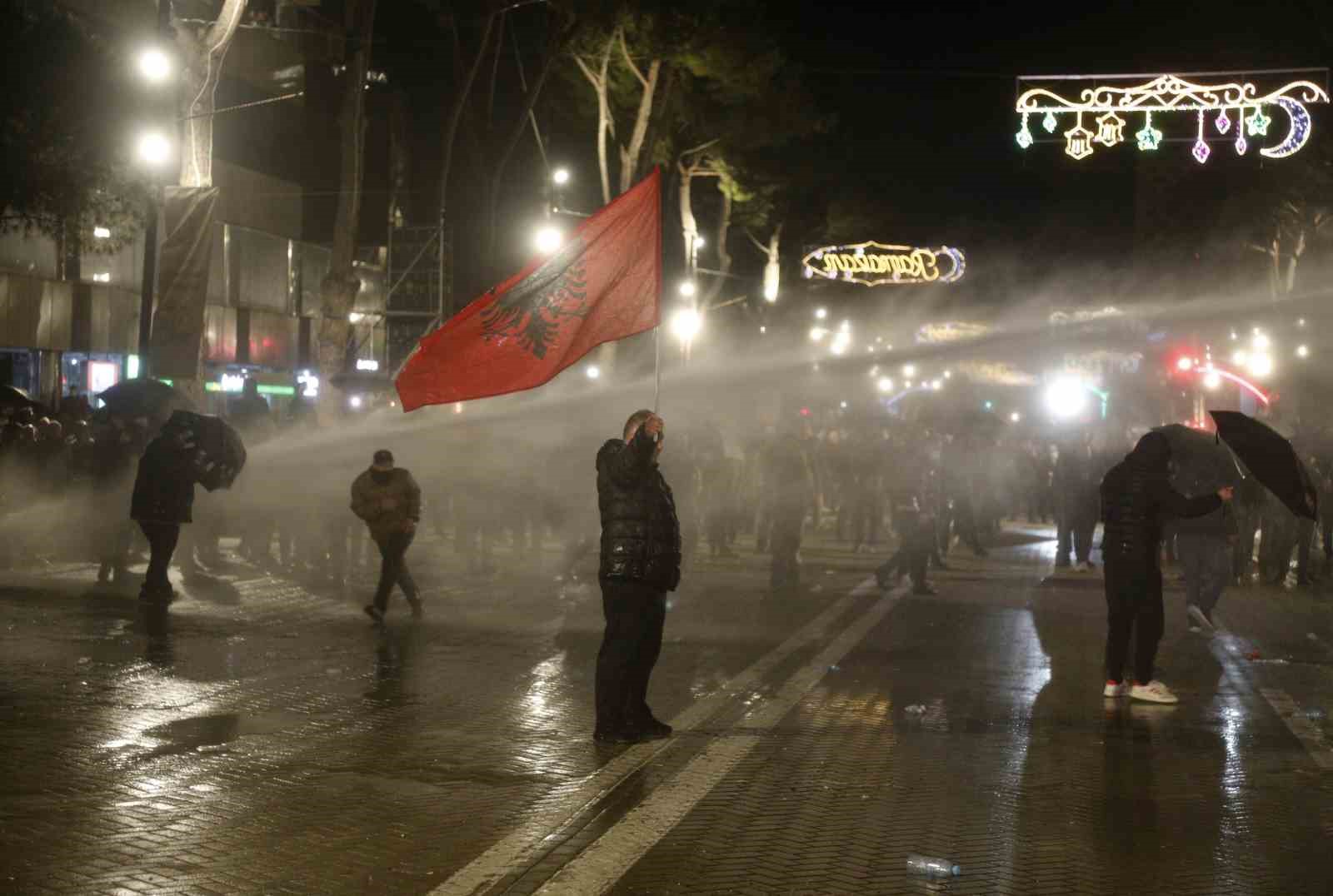 arnavutlukta hukumet karsiti protestocular ile polis arasinda catisma 8 4OqnXHBN
