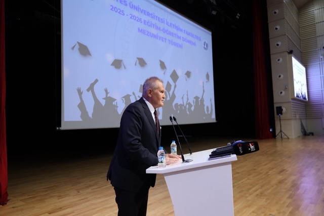 Artaş Holding Yönetim Kurulu Başkanı Çetinsaya, Erciyes Üniversitesi İletişim Fakültesi’nin mezuniyet törenine katıldı 5 artas holding yonetim kurulu baskani cetinsaya erciyes universitesi iletisim fakultesinin mezuniyet torenine katildi 1 AXuldeiC
