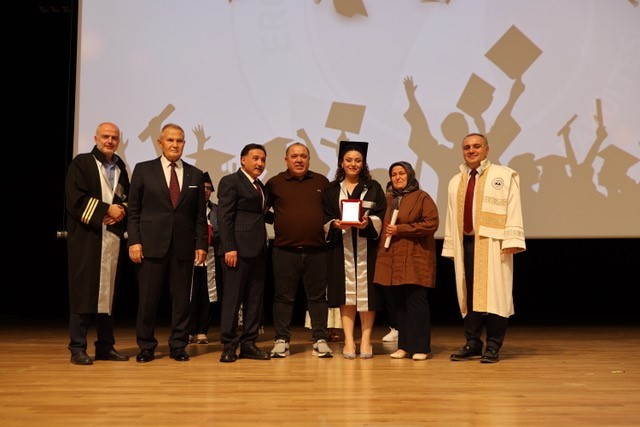Artaş Holding Yönetim Kurulu Başkanı Çetinsaya, Erciyes Üniversitesi İletişim Fakültesi’nin mezuniyet törenine katıldı 6 artas holding yonetim kurulu baskani cetinsaya erciyes universitesi iletisim fakultesinin mezuniyet torenine katildi 2 4ZK6vn7O