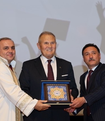artas-holding-yonetim-kurulu-baskani-cetinsaya-erciyes-universitesi-iletisim-fakultesinin-mezuniyet-torenine-katildi-xfAQk63c.jpg
