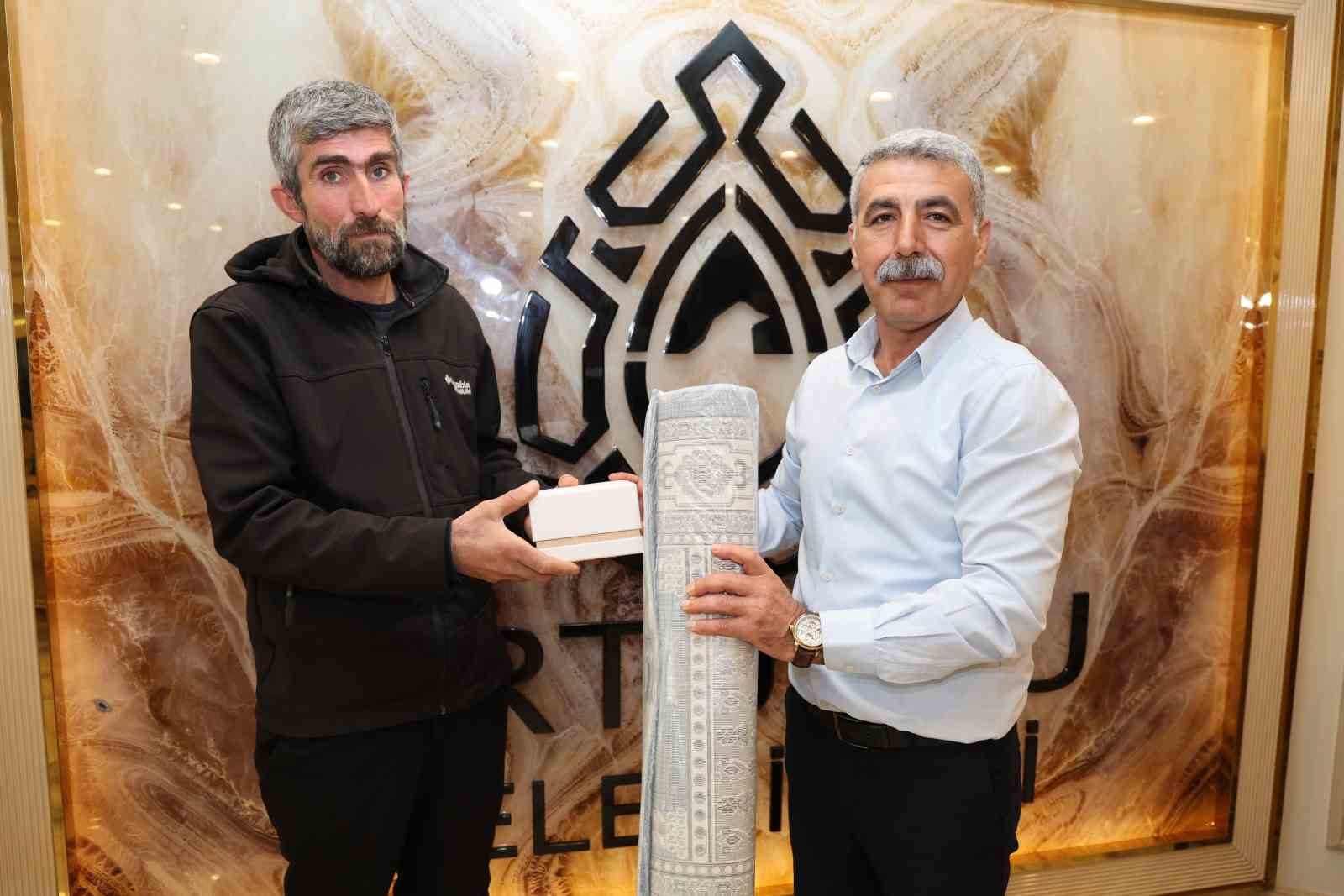 artuklu belediyesinden ozverili temizlik iscilerine anlamli odul 0 XEz8tAAY