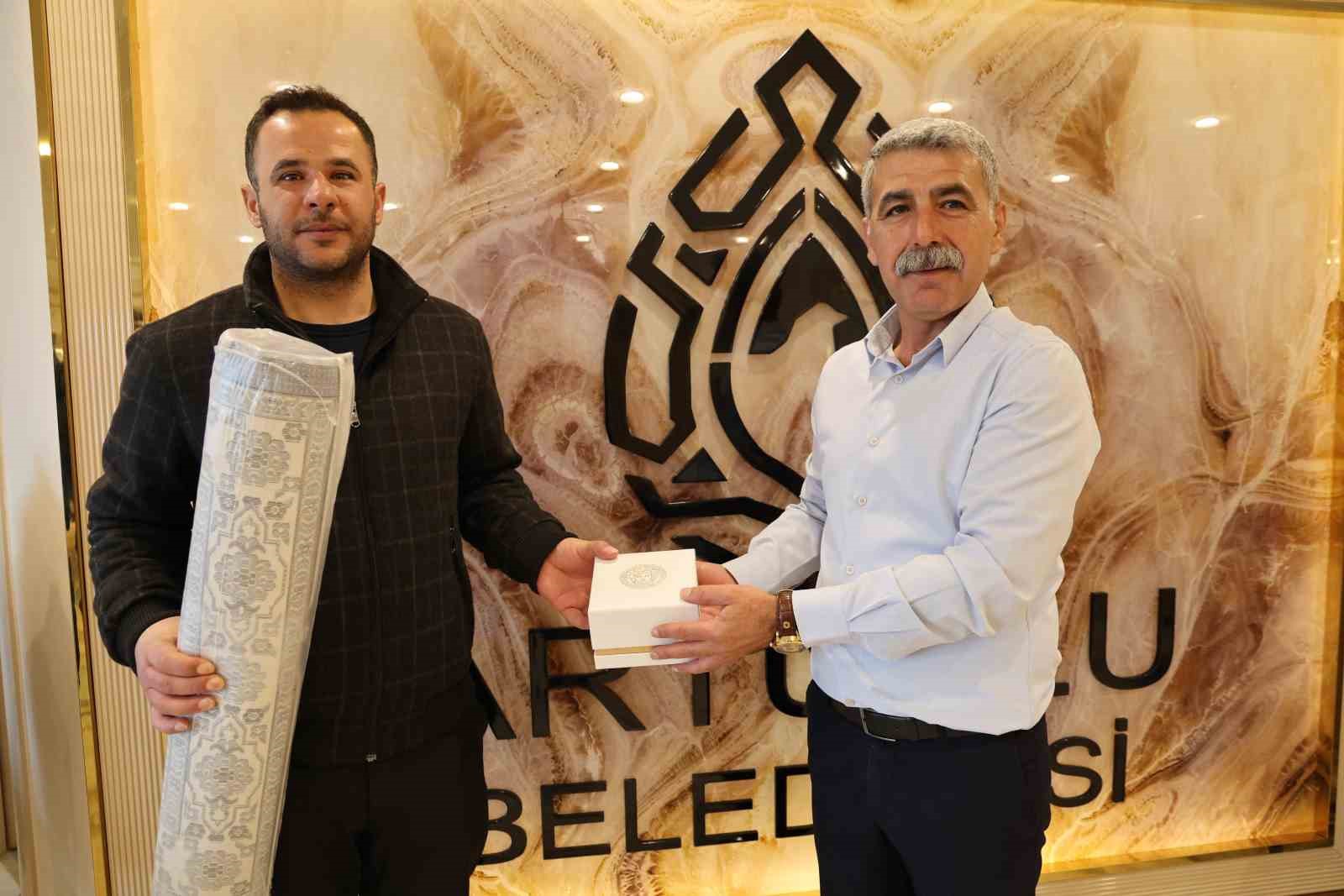 artuklu belediyesinden ozverili temizlik iscilerine anlamli odul 1 OOhdLMr5